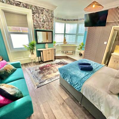 Blue Buddha - Lemur Lodge - NEW MANAGEMENT 2024 - Bath in Bedroom with En-Suite - Short Stroll to the Beach! (35 Sea Road BH5 1DJ Bournemouth)