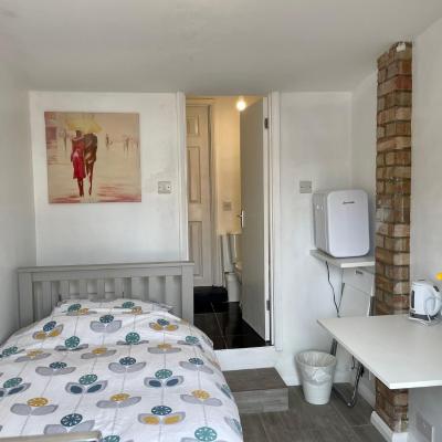 Rooms at EEJ homes (75 Mayday Gardens SE3 8NL Londres)