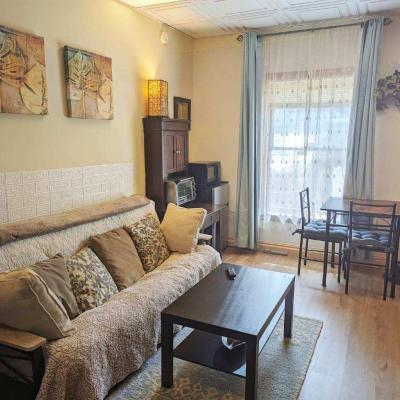 Uptown area, Cozy king Suite, quiet and private, free parking, walk to restaurants (811 Central Avenue NC 28204 Charlotte)