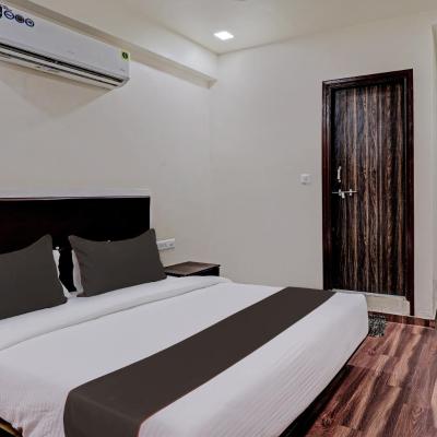 Collection O Hotel Royal Inn (4th Floor, Akshardham Complex,  Between:- Amit Laminates And Satnam Timber, Opp:- Anmol School, Nr:- Behrampura Post Office, Behrampura, Ahmedabad 380022 Ahmedabad)