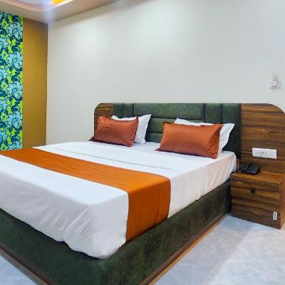 Hotel Nova Blue (2nd Floor, Vedant aeon Opp.  hyundai Stock Yard,Sardar Patel Ring Road Kotarpur, Nana Chiloda, 382330 Ahmedabad)