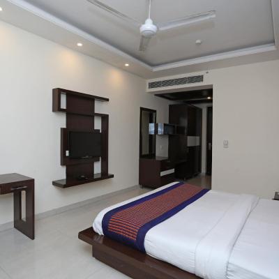 Capital O Hotel Q-cent Near Leisure Valley Park (Sector 15, Part 2 122001 Gurgaon)
