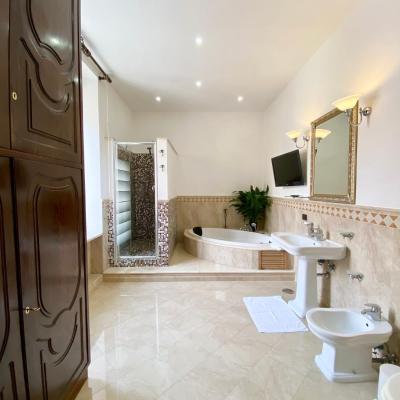 Camera matrimoniale con idromassaggio (22 Piazza Montesanto 80135 Naples)