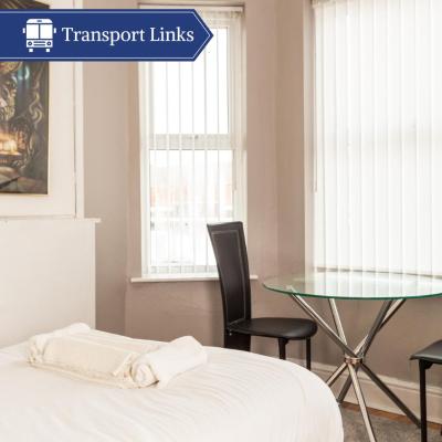 Chic Suite 4 - Private Top Floor Room (Chadwick Road M30 0WU Manchester)