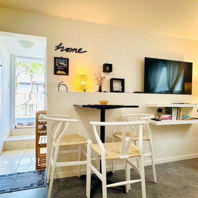 2BR 1BA Garden View Guest Suite - King-size Bed - Free Parking (1529 East 41st Avenue V5P 1K3 Vancouver)