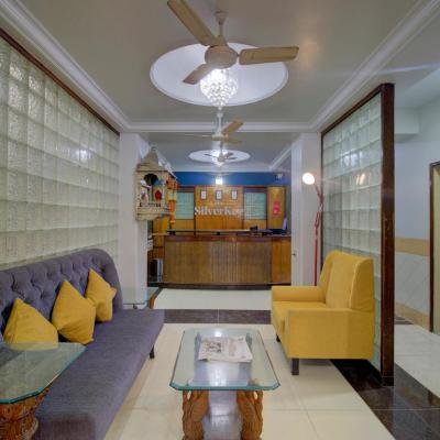 OYO SilverKey Hotel Manas Residency (11,  Manas Residency,  A/5,  Ng Acharya Marg,  Next To Chembur Railway Station,  Opp Rajhans Hotel,  Chembur East 400071 Mumbai)