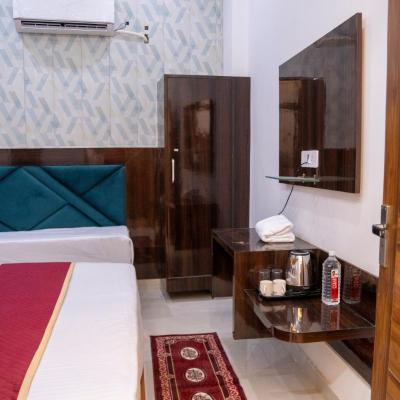 Hotel Vaibhav Palace Guest House (5/1 Madiya Katra Lohamandi Road 282002 Agra)