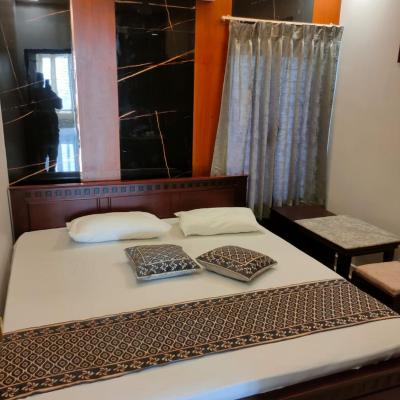 ROYES PARK ROOMs & MINI PARTY HALL (Surya Narayana Chetty Street Old No:65, New No:77 600013 Chennai)