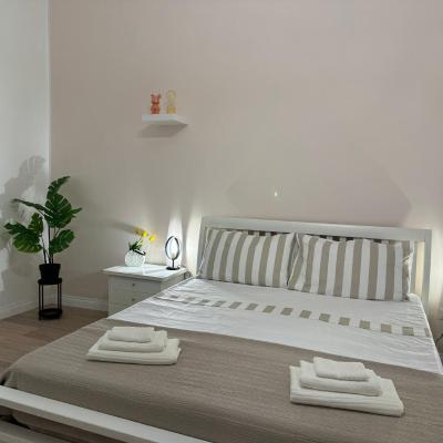 Viktoria Fortunata (Vicoletto I Politi, 13 80134 Naples)