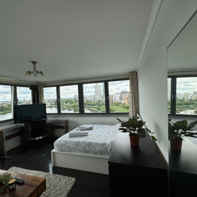 Primary room with panoramic lake view (Bethune Road N16 5EA Londres)
