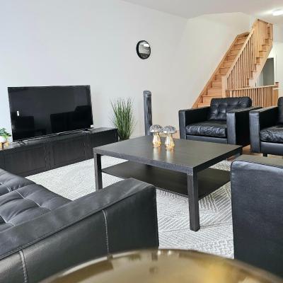 Private Room with Full Bathroom in the centre of Toronto, ON, Canada (1557 Midland Ave Main Floor M1P 0G3 Toronto)