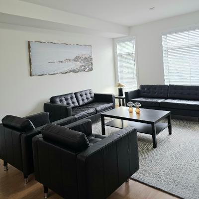 PINE BrandNew Private Room with Shared Bathroom in the centre of Toronto ON Canada (1557 Midland Ave M1P 0G3 Toronto)