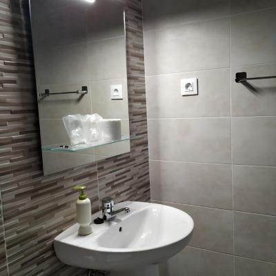 Hostal Cuatro Torres (Calle de la Virgen de Aránzazu, 33 28034 Madrid)