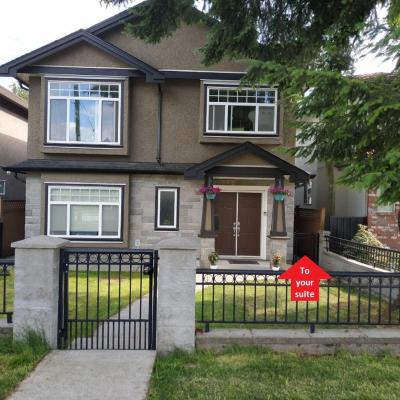 Private Suite w King Bed, Ground Level, Naturally Bright (3536 East 45th Avenue V5R 3G3 Vancouver)