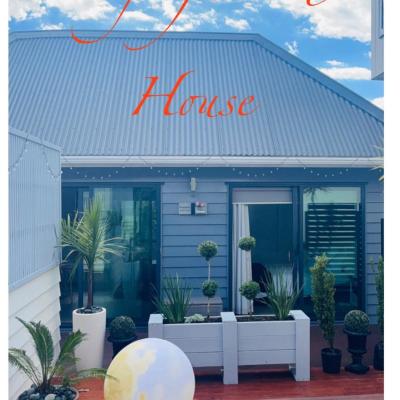 Delightful little house & Chateau Charme Suite (61 Vale Road 1071 Auckland)