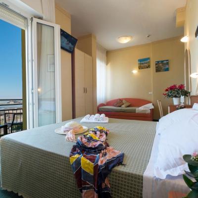 Hotel Crosal (V.Le C.Zavagli 154 47900 Rimini)