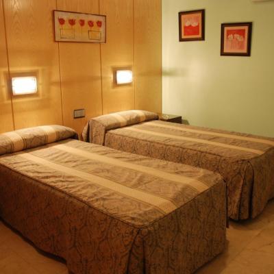 Hostal Los 5 Pinos (Fuentelahiguera, 4 28022 Madrid)