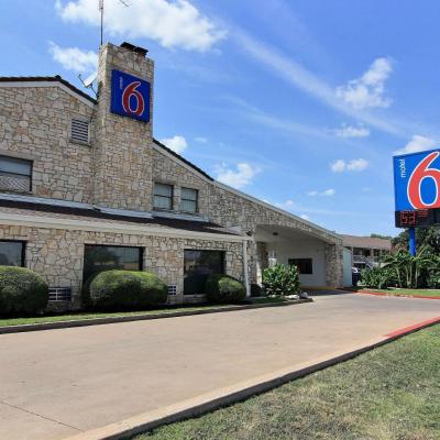 Motel 6 Austin, TX - Central Downtown UT (5330 North Interregional Highway TX 78751 Austin)
