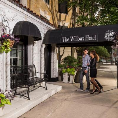 The Willows Hotel (555 West Surf IL 60657  Chicago)