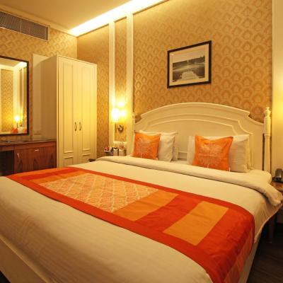 Hotel Bright (M-85, Connaught Place (Outer Circle) 110001 New Delhi)