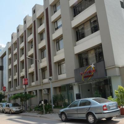 Hotel Platinum Residency (Shivalik 1, Near Anandnagar Cross Roads,opp.Reliance Petrol Pump,Prahladnagar, 380015 Ahmedabad)