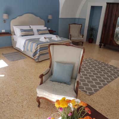 Aragonese Luxury Rooms (Vico S. Domenico Maggiore 9 80134 Naples)