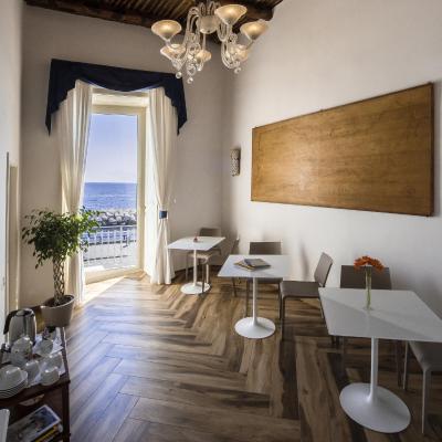 Mareluna Suite de Charme (Lungomare Partenope 1 80121 Naples)